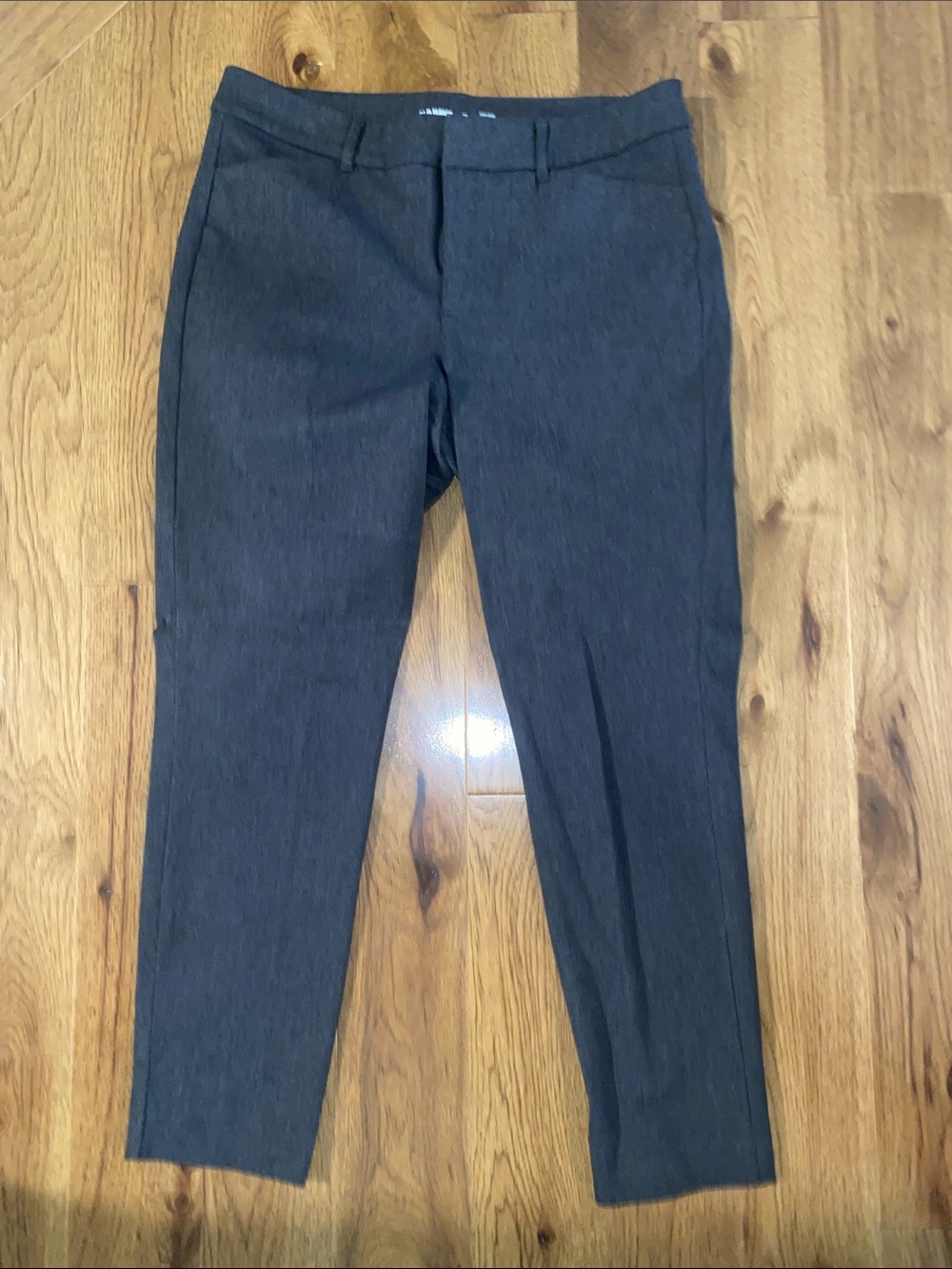 Old Navy women’s size 12 dark gray high rise pixie never fade pants. Skinny fit.